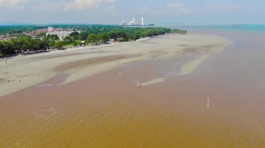 Asya 'daki Altın Okyanus Suyu Yanındaki Topik Adasından Yeşillik - Dolly İleri.