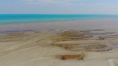 Plajda Altın Kum Parlak Mavi Okyanus Suyu Dolly İleri.