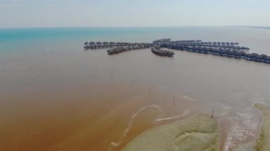 Pastel Mavi Gökyüzü Altında Temiz Okyanus Suyu Eşsiz Resort Düzeni 