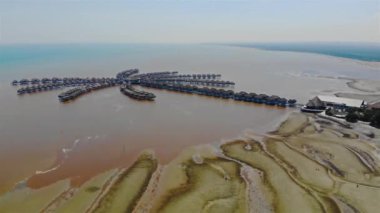 Suyun Üzerinde Kulübeleri olan Sepang Altın Sahil Resort Gökyüzü Görünümü