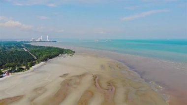 Sıcak bir yaz gününde mavi tropikal okyanus adasının gökyüzü manzarası 