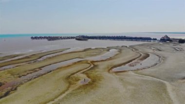 Okyanus Dalgaları 'nın sebep olduğu kumdaki eşsiz tasarım - Sahilde açık bir gün - Dolly Forward.