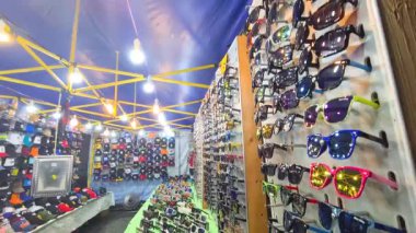  Melaka 'da bir gece pazarında sergilenen şapka ve güneş gözlüğü mağazası