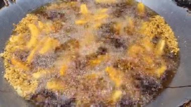 Kızarmış muz ve yağda kızartılmış kuih. 