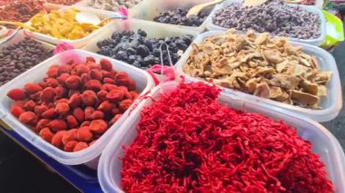 Gece pazarında satılan meyvelerden balıklara kadar çeşitli kurutulmuş gıda türleri var.