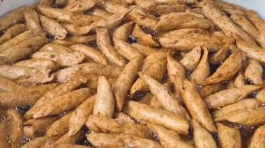 Bir gece pazarında satılan büyük bir kazanda kızartılmış Malezya balık krakerleri.