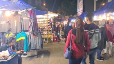 Küresel bir salgın sırasında yüz maskesi takan insanlarla Gece Pazarı Sözleşmesi.