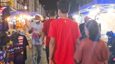  Renkli ışıklarla Malezya Gece Pazarı 'nda yürümek - Dolly İleri
