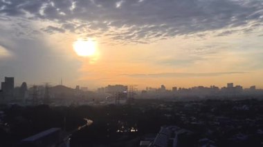 Malezya 'nın Güneydoğu Asya Kentinde Parlayan Sıcak Güneş