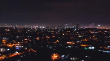 Ufukta şehir silueti beliriyor Gece yarısı Yeni Yıl Havai fişekleriyle