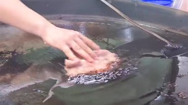 Kızarmış et eşsiz bir kızartma kabında pişiriliyor.