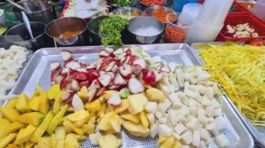 Malezya Meyve Salatası Rojak Bir Gıda Dükkanında Hazırlanıyor - Orta Kapalı