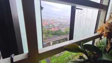 Bulutlu bir günde Beyaz Izgaralar Arasındaki Küçük Kasabanın Penceresi Orta Geniş