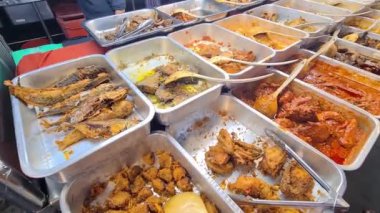 Tavuk balığı ve kuzu eti gibi etli köri çeşitleri