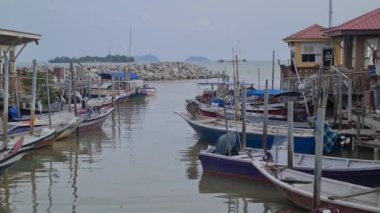 Plajdaki Pembe ve Sarı Kayık Evi 'nde Açık Gökler Altında Tekneler.