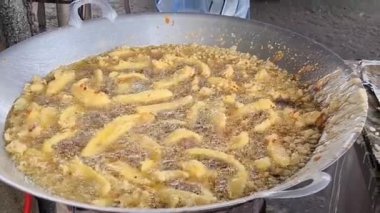 Yağlı kazanda kızartılmış muzlar pişiriliyor. 