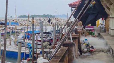 Balıkçılık malzemeleri sahildeki boş bir kayıkhanede depolanmış.