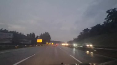  Dusk Sky ve Gri Bulutlar Başlamak Üzere Yağmurlu Yollarda Uzun Yolculuk.