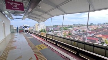  Hızlı KL Treni Tren İstasyonu 'na doğru geliyor.
