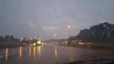 Koyu gri bulutlu, Yağmurlu Hava Altında Yolculuk 