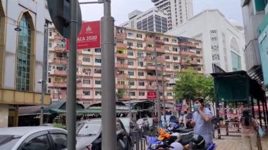 Yoğun sokaklardan renkli turuncu bir apartman manzarası - Geniş çekim.