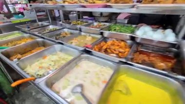 Asya Sokak Gıda Pazarı 'nda Hawker Stall Food Çeşitliliği
