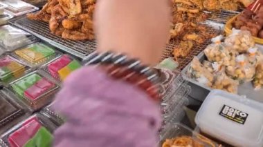 Kadın Elleri Çay Zamanı Atıştırmalıkları Arıyor Katmanlı Kekler ve Kızarmış Muz Gibi