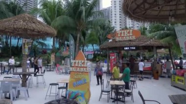 Plaj Kafesinin Önünde Kalabalık