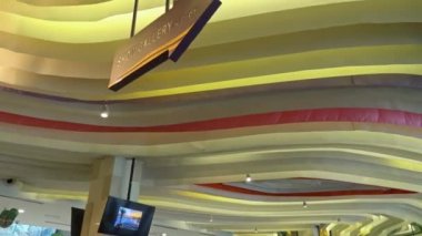 Dinlenme odasındaki kalabalık.