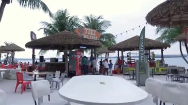 Plaj Kafe Önünde Ziyaretçiler - Sağdan Sola Çevirin