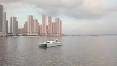 Güzel apartman manzaralı beyaz tekne. 