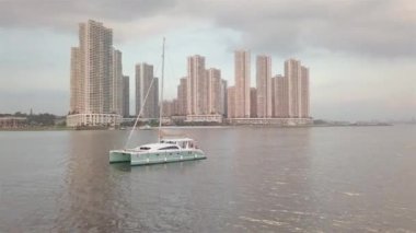 Güzel apartman manzaralı beyaz tekne. 