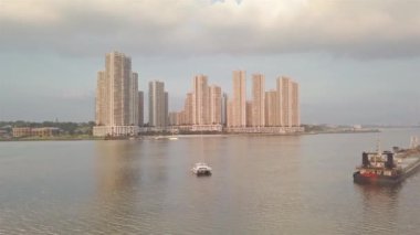 Güzel apartman manzaralı beyaz tekne. 