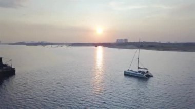 Akşam Gökyüzü Görünümlü Beyaz Tekne 