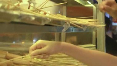 Satay 'ın Farklı Türlerini Seçen İnsanların Elleri