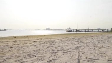 Jejak Bergelombang Di Pasir Pantai - Soldan Sağa Kaydır