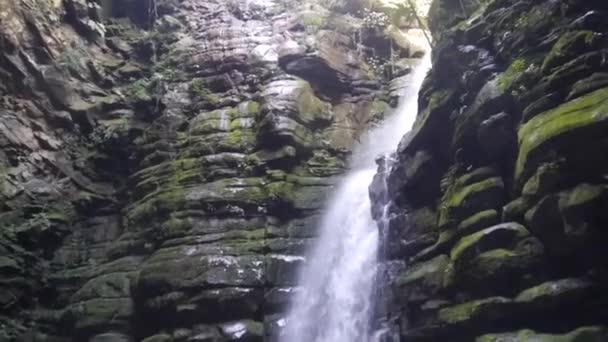 Dalla Cima Della Cascata Alla Fonte Acqua Inclinare Fino Giù — Video Stock