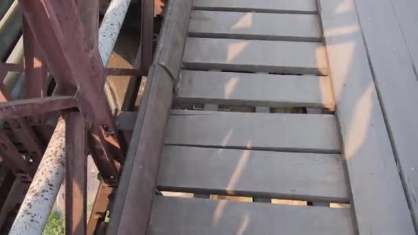 Ходить Высокому Мосту Скользить Вперед Спускаться Вверх — стоковое видео