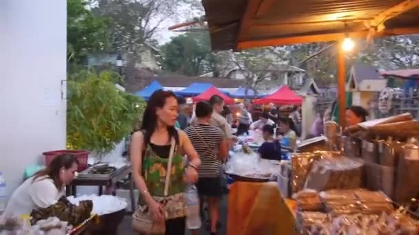 Marcher Entouré Par Les Gens Près Stand Nourriture Glissez Vers — Video