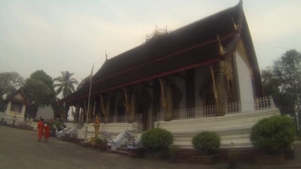 Mönche Gehen Tempel Fischauge Pan Von Links Nach Rechts — Stockvideo