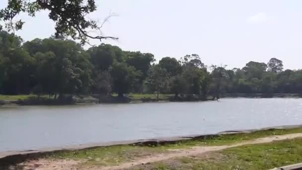 Conduciendo Por Fuente Agua Detrás Los Árboles Diapositiva Izquierda Derecha — Vídeos de Stock