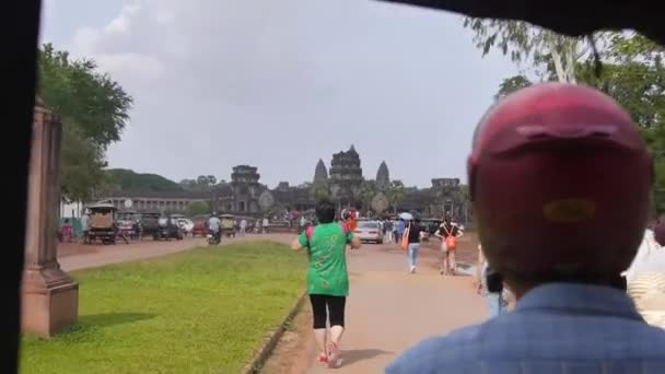 Dirigir Pessoas Passadas Grama Carro Aberto Deslize Para Frente — Vídeo de Stock