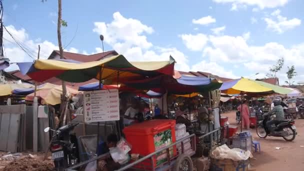 Vom Markt Auf Die Straße Pan Von Links Nach Rechts — Stockvideo