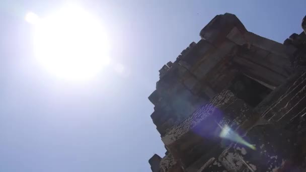 Słońca Schodów Pobliżu Ruin Budynków Skalnych Przechył Patelnia Górę Prawo — Wideo stockowe