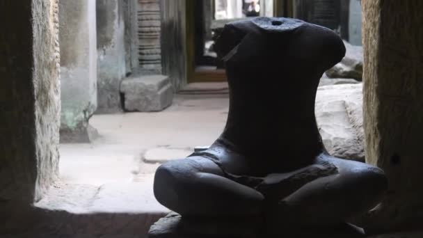 Headless Statue Black Light Man Sitting Front Ruins Handheld — Stock Video