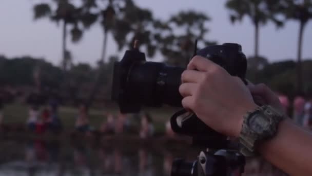 Homem Tirando Foto Usando Câmera Tripé Frente Pessoas Perto Fonte — Vídeo de Stock