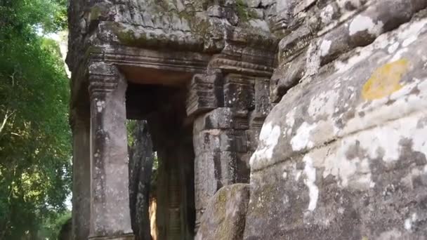 Altes Felsengebäude Mit Säulen Und Wänden Handheld — Stockvideo