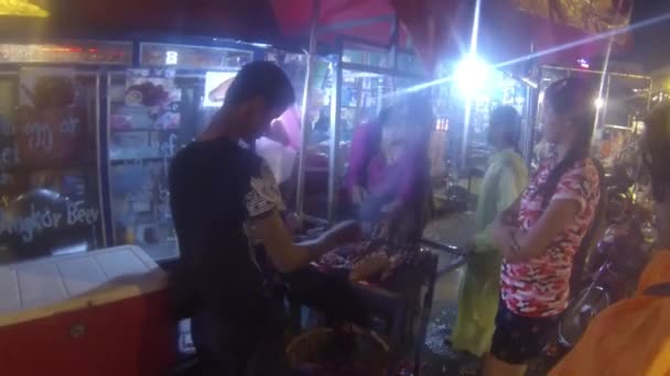 Люди Улице Ночам Pan Handheld Справа Налево — стоковое видео
