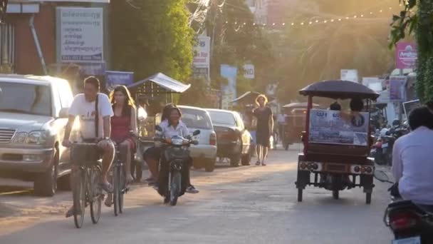 Gün Batımında Yürüyen Motosikletli Nsanlar Bilgisayarı — Stok video