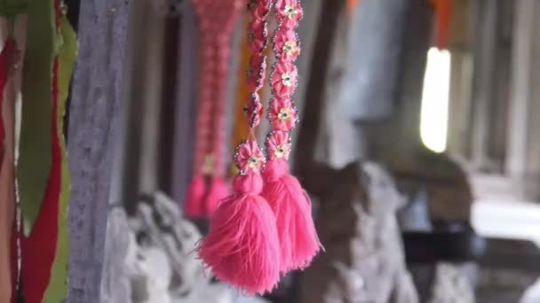Ροζ Μαλακό Pompon Κρέμεται Μπροστά Από Βράχο Άγαλμα Χειρός — Αρχείο Βίντεο